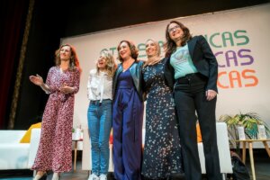 Yolanda Díaz y Ada Colau en el acto "Otras políticas" en Valencia