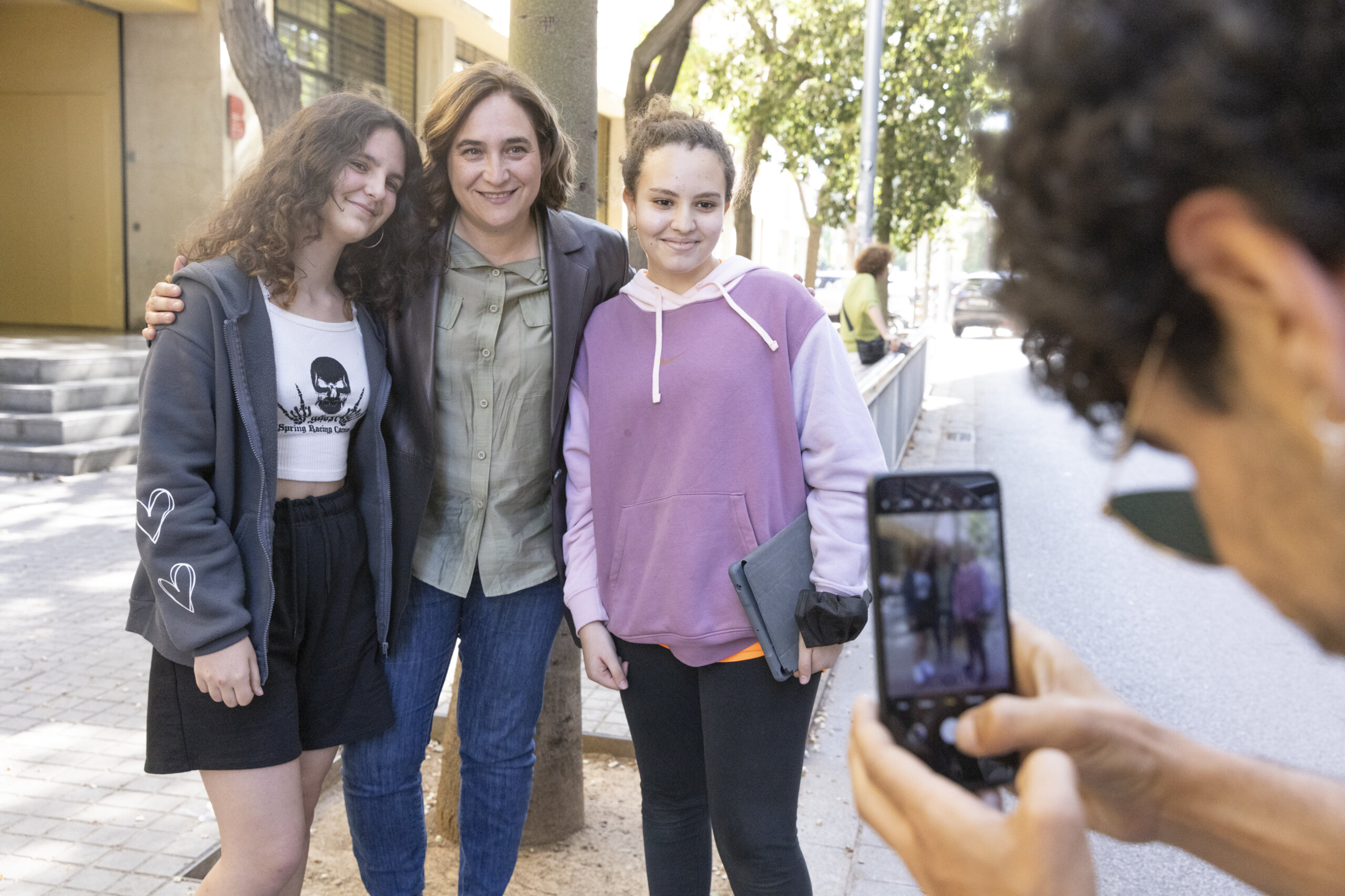 'Le Monde' pone Barcelona como referente en políticas de salud mental con los Konsulta'm (en la foto Ada Colau con dos adolescentes)