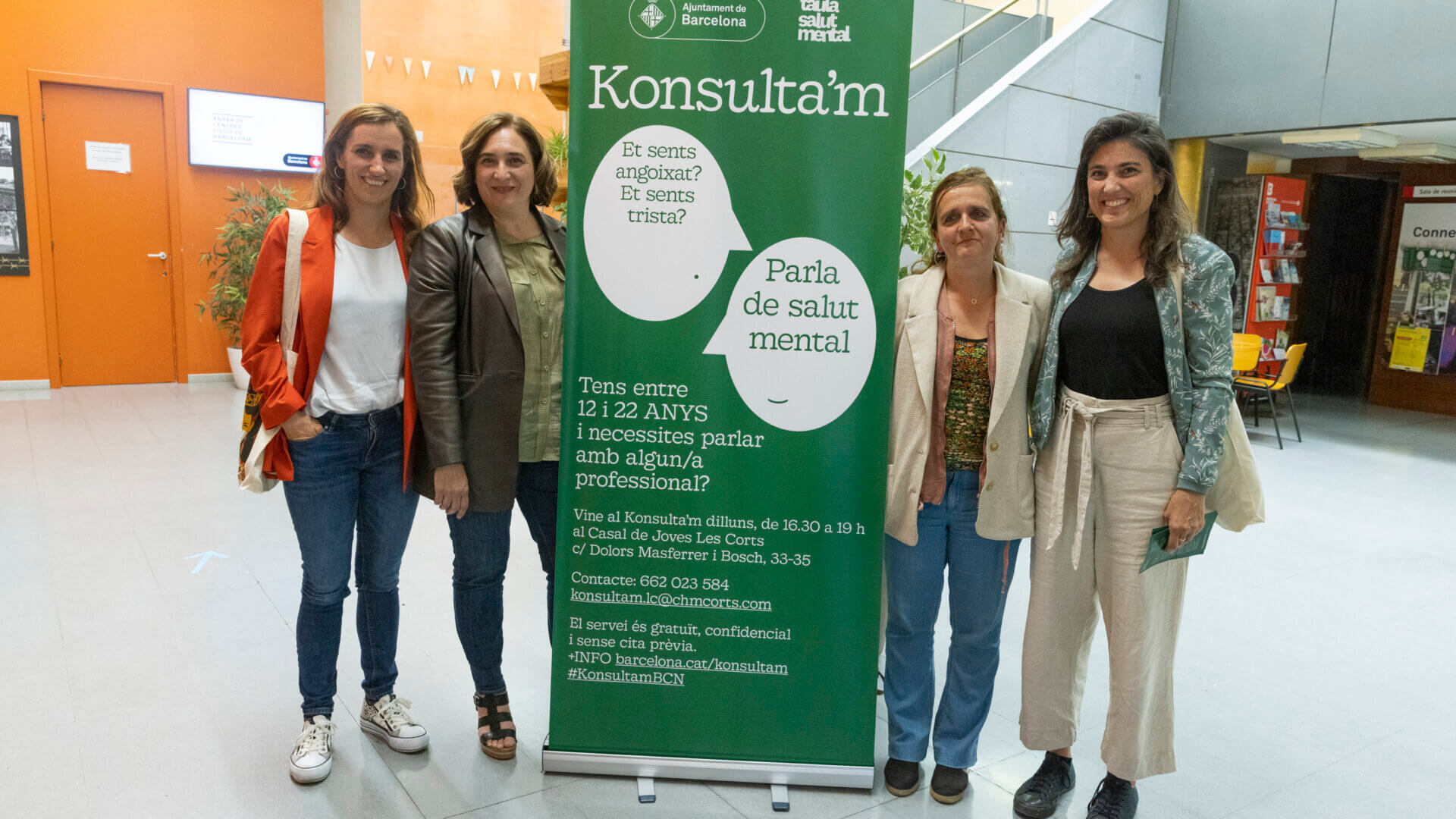 Mónica García, Ada Colau y Gemma Tarafa en una visita a un punto de apoyo a la salud mental en Barcelona llamado Konsulta'm