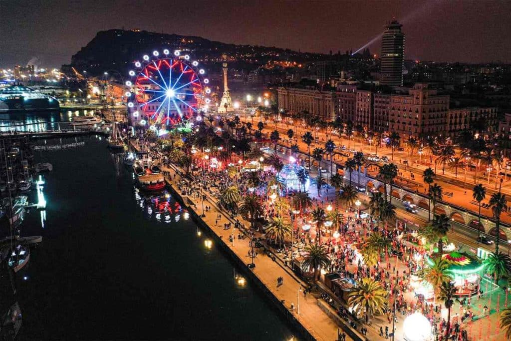 Fotografía del mercado navideño en el Moll de la Fusta en 2022, nuestro top de planes de Navidad que hacer en Barcelona.