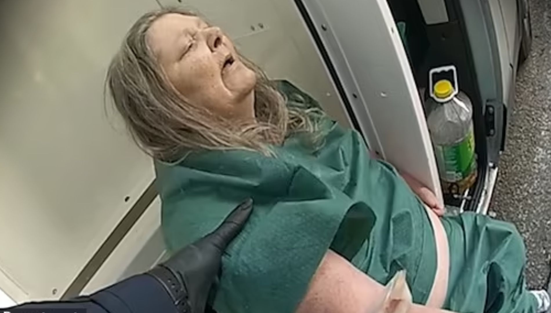 EE.UU.: Una mujer discapacitada muere de un derrame cerebral en un coche de policía tras ser detenida por negarse a abandonar el hospital