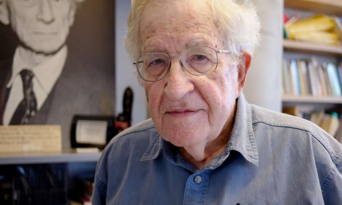 Noam Chomsky, contra ChatGPT: lo tacha de "plagio" con tecnología avanzada y una forma de evitar el aprendizaje