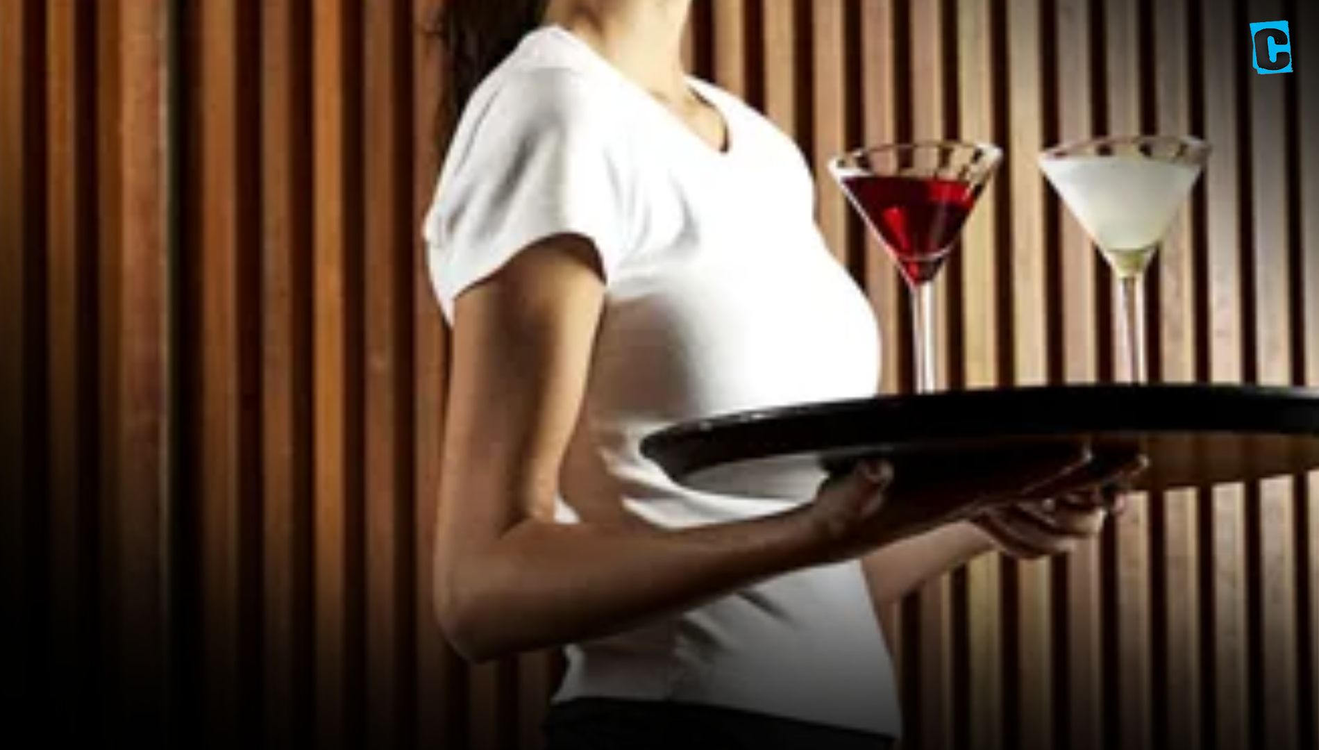 Una empresa tendrá que readmitir e indemnizar a una camarera que se negó a trabajar en sujetador y bragas