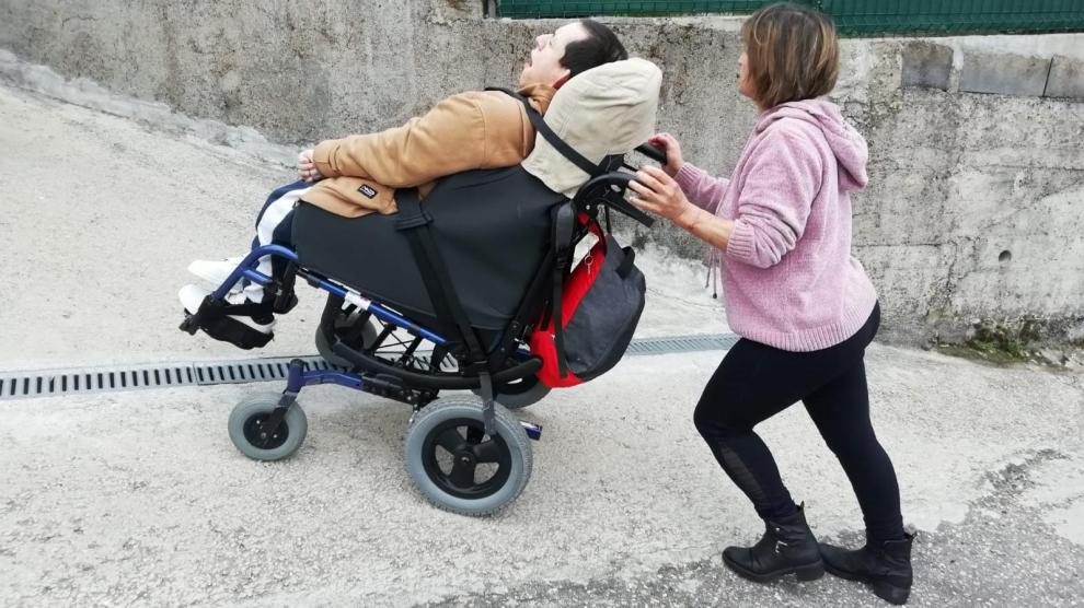 Carmen sueña desde hace casi 40 años con una silla de ruedas eléctrica para su hijo Diego y necesitamos tu firma para que lo consiga