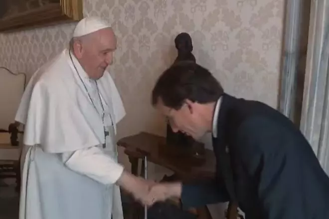 El Papa da donde duele a Almeida: "El heredero de la gran Manuela"