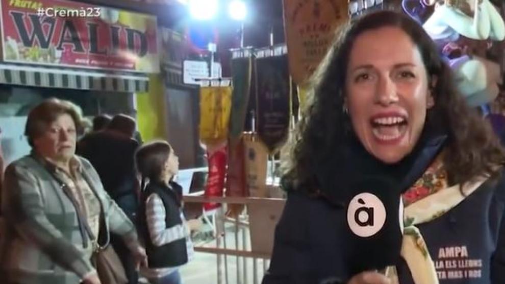 Una mujer se hace viral por su divertida reacción al darse cuenta de que está saliendo en un directo de las Fallas