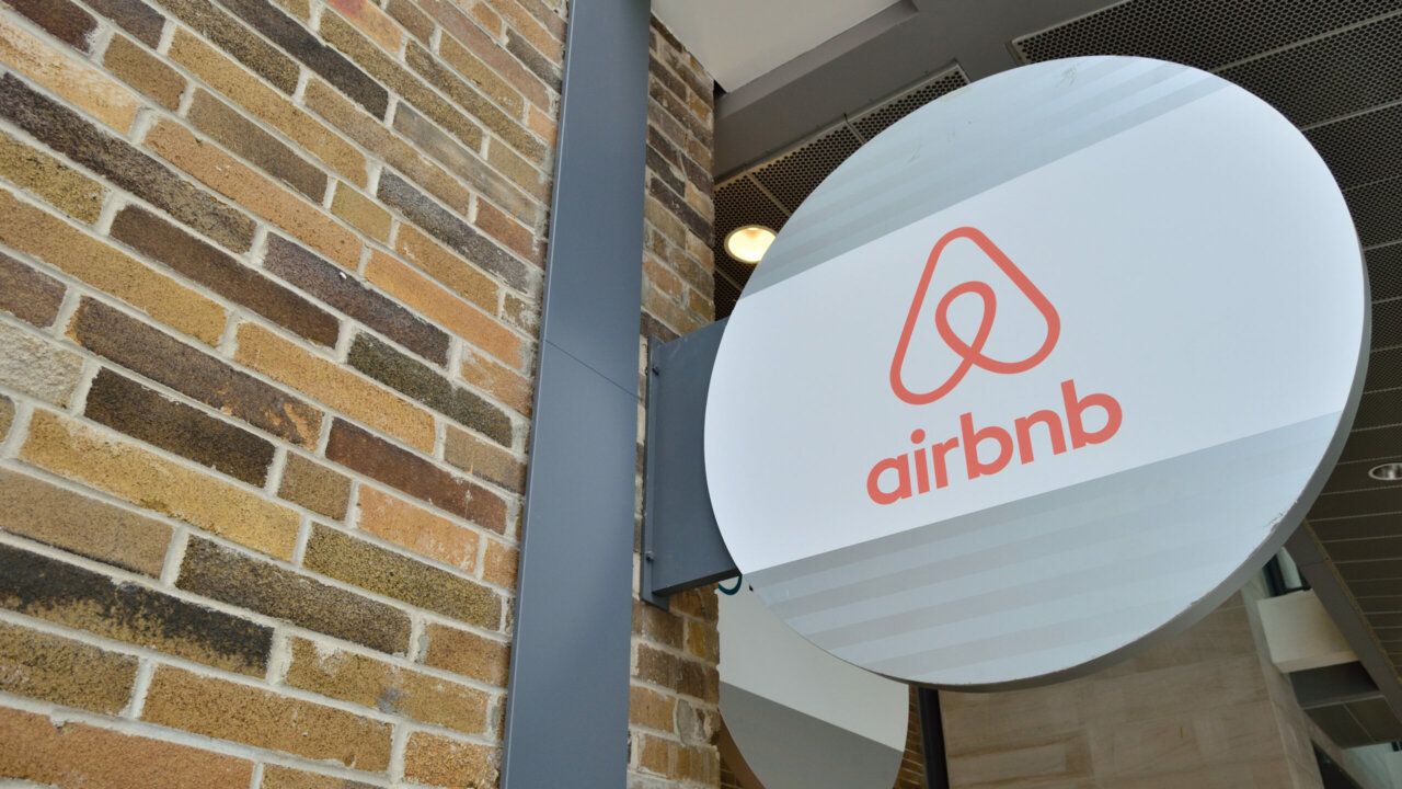 Alquilan un Airbnb, no les gusta la ubicación, y se vengan del propietario gastando más de 120.000 litros de agua y miles de euros en otros servicios