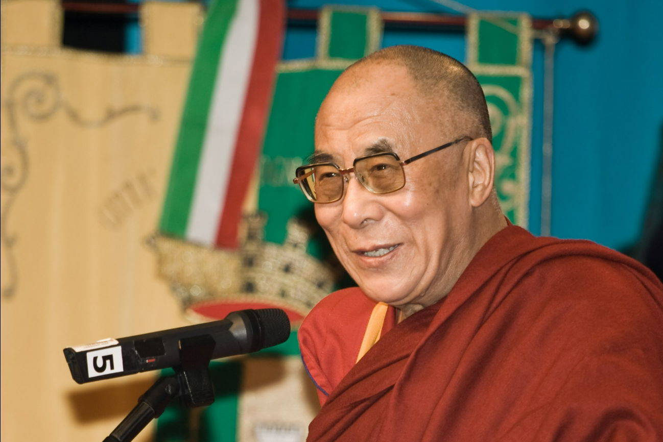 El Dalái Lama pide disculpas públicamente por su comportamiento inadecuado con un niño