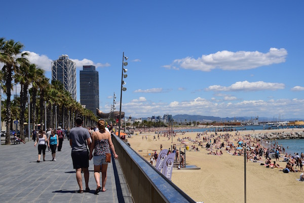 Fotografía de la playa de la Barceloneta, uno de nuestros 5 planes top que hacer en mayo en Barcelona