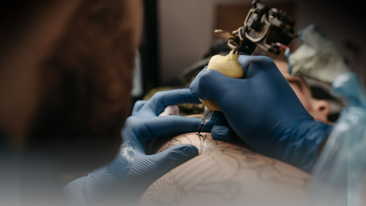 Una tatuadora se niega a hacer un tatuaje por atentar contra la moral de la mujer