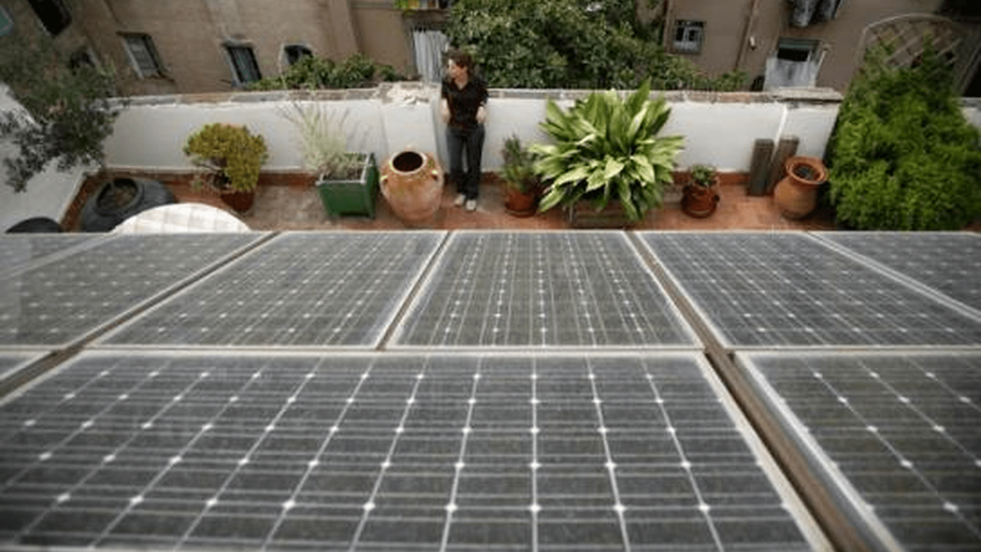 Ada Colau quiere reducir la factura de 180.000 viviendas con el Parque Solar