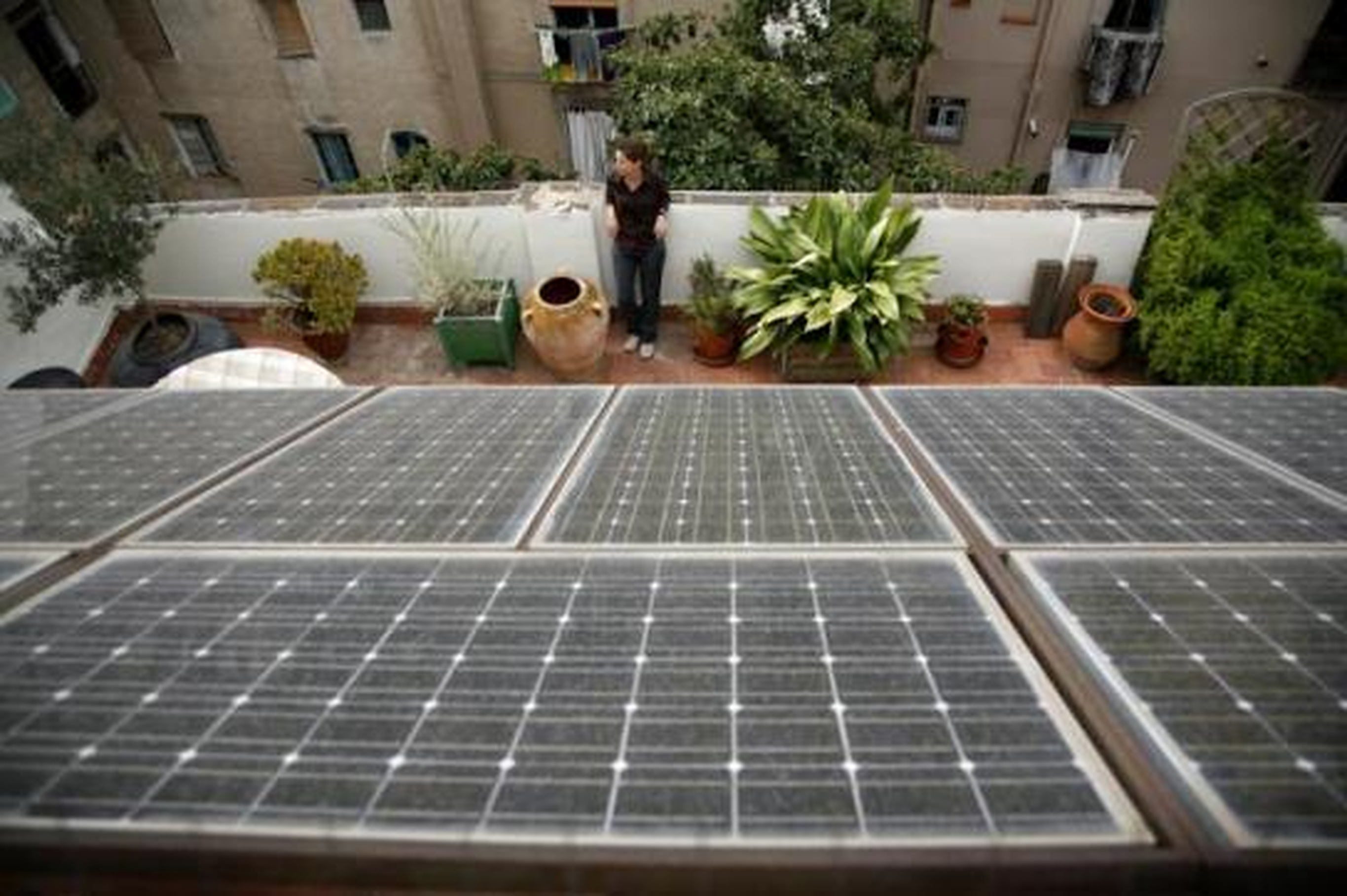 Ada Colau quiere reducir la factura de 180.000 viviendas con el Parque Solar