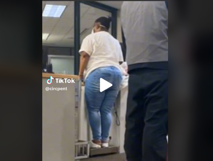 Indignante episodio en un aeropuerto: Una pasajera es obligada a pesarse en la báscula de las maletas antes de subir al avión