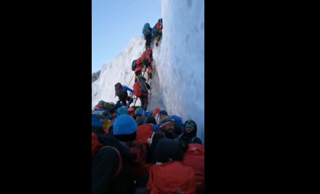 La escalada masificada al Everest: "Parece la boda de Lolita"