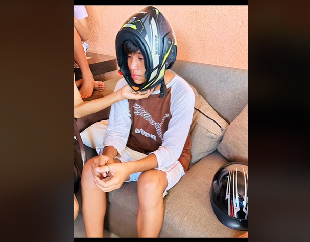 El error que se hizo viral: un chico se coloca el casco de la moto al revés sin darse cuenta