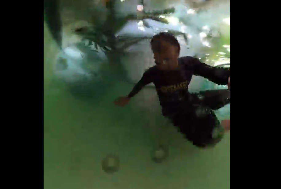 Un hombre queda atrapado en un tobogán acuático en Malasia y se vuelve viral en TikTok