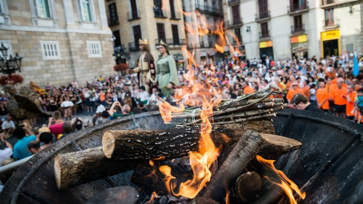 La flama del Canigó en la Plaza Sant Jaume