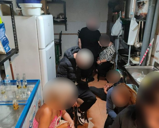 La Policía Municipal de Madrid descubre en una cafetería de Usera una "habitación secreta" donde se practicaban orgías