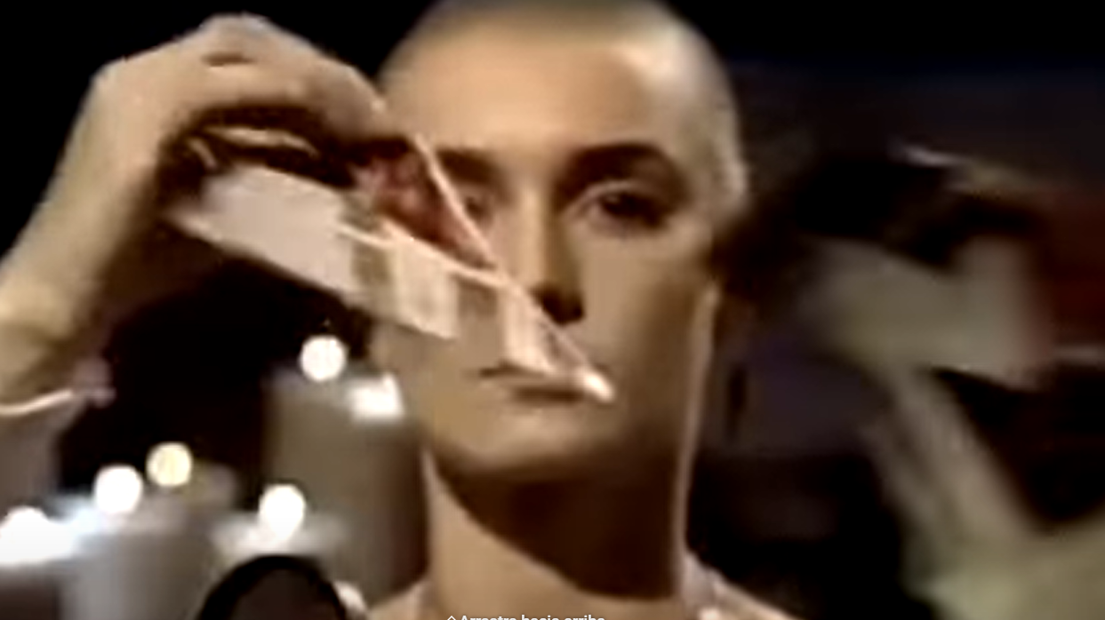 El día que Sinéad O'Connor dejó a todos sin palabras rompiendo una foto del papa Juan Pablo II después de una actuación en 'Saturday Night Live'