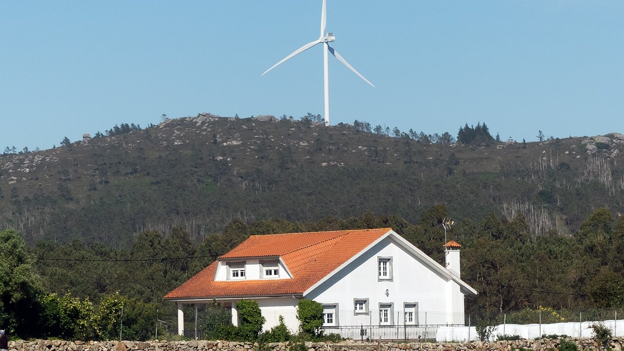 La campaña emprendida por la patronal a favor de los parques eólicos en Galicia se cae por su propio peso: más negocio para las grandes eléctricas, cifras de empleo irreales y menos derechos para la ciudadanía