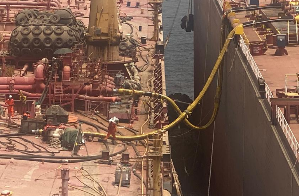 Se inicia la transferencia de más de un millón de barriles de petróleo de un barco encallado desde 1988 en las costas de Yemen