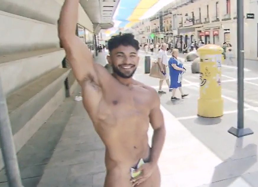 El desafío veraniego de "El programa del verano": un joven se desnuda en pleno Madrid