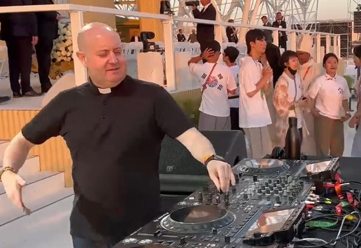 Un cura DJ despierta a la juventud con 'techno' en las Jornadas Mundiales de las Juventudes de Lisboa