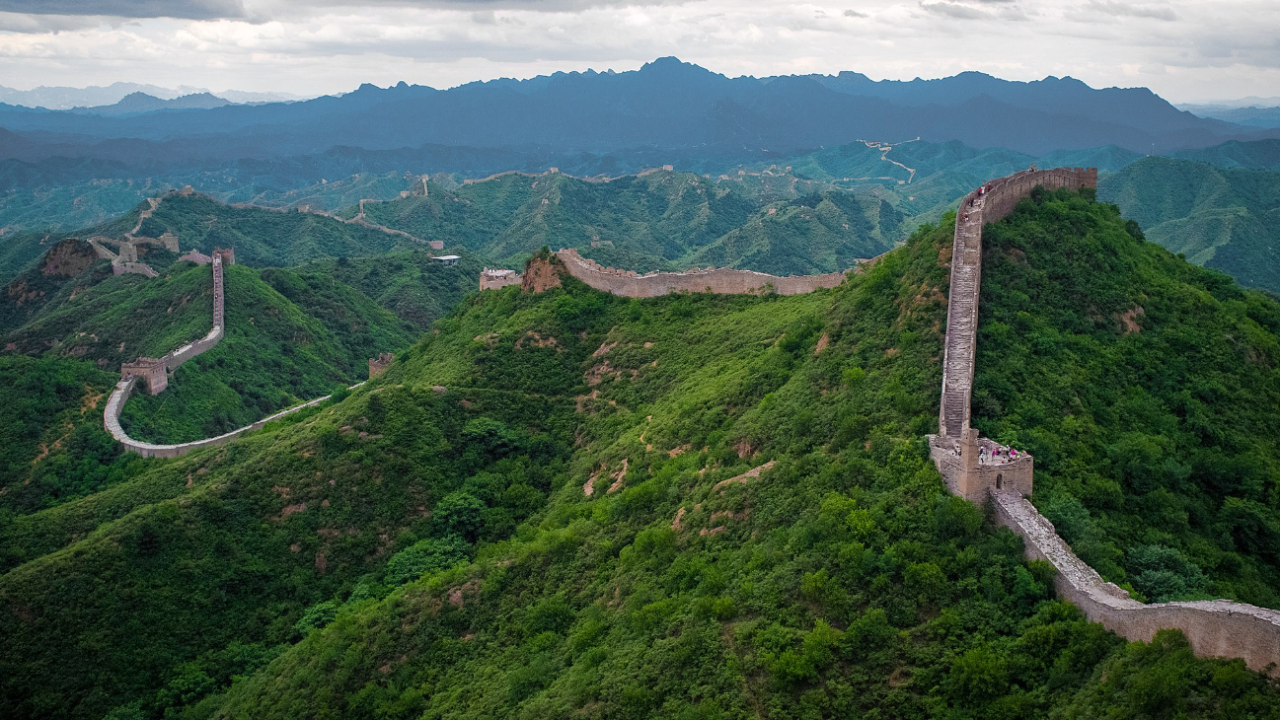 Detienen a dos personas por causar "daños irreversibles" en una sección de la Gran Muralla China con una excavadora