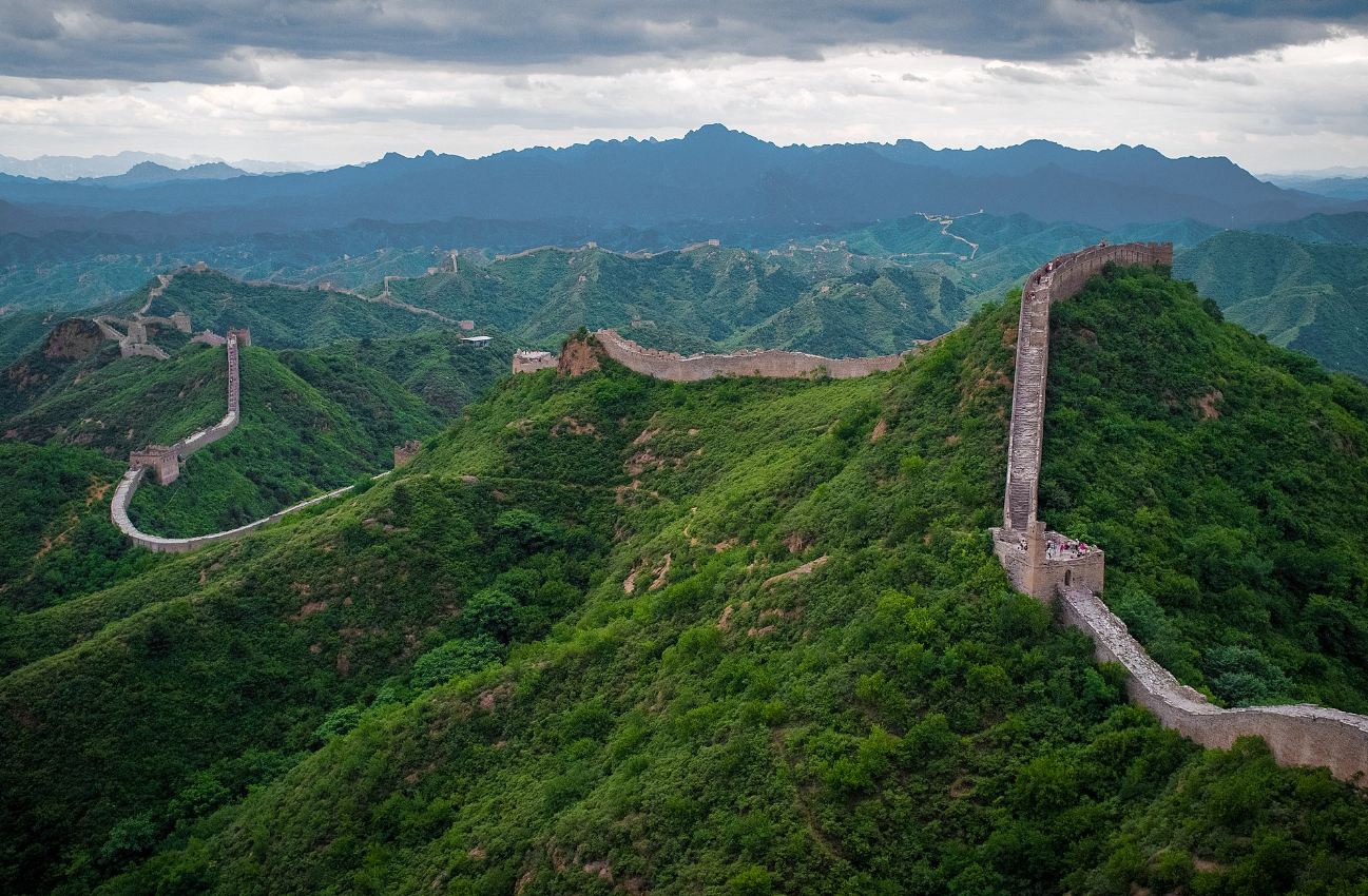 Detienen a dos personas por causar "daños irreversibles" en una sección de la Gran Muralla China con una excavadora
