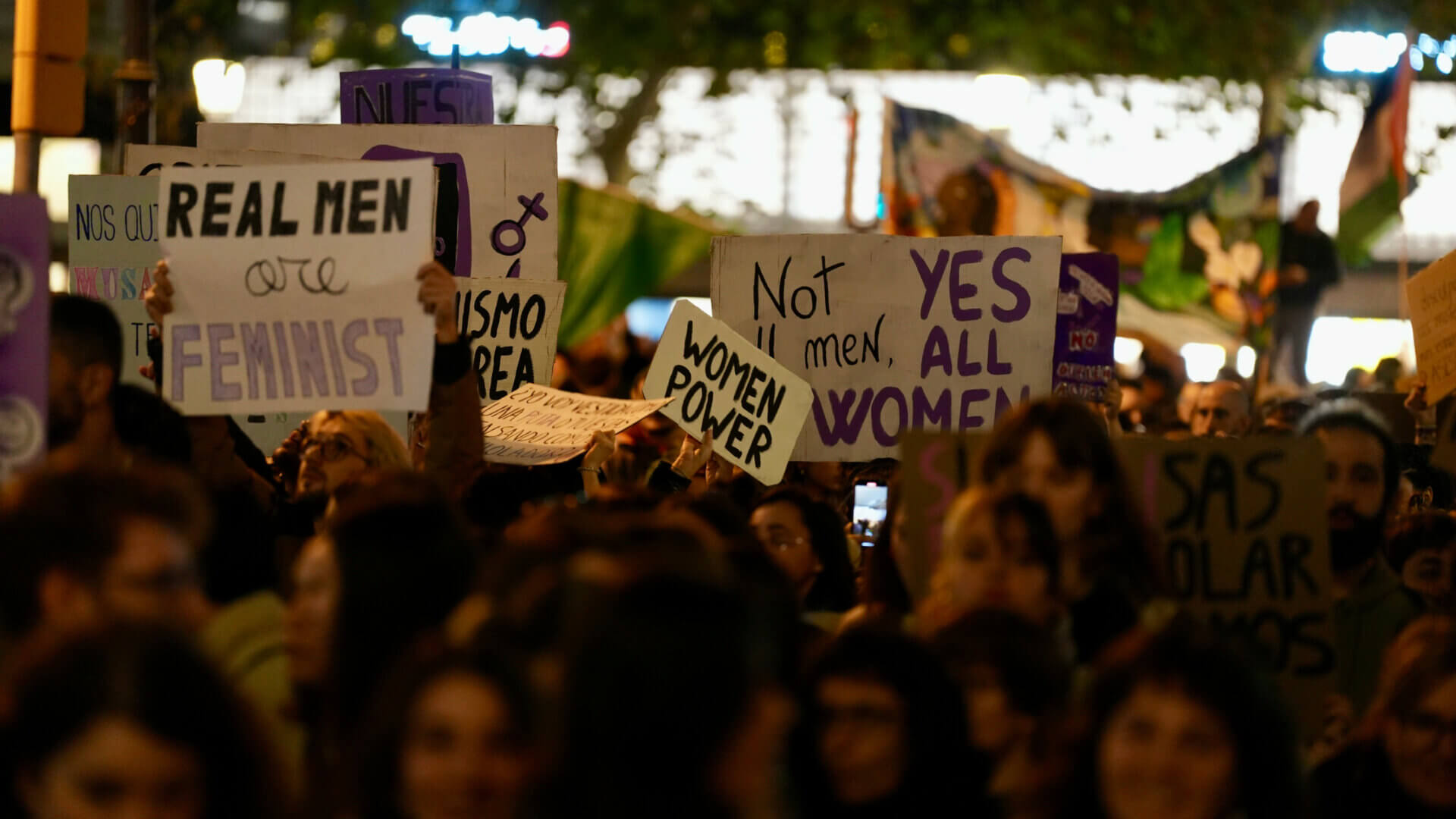 Miles de persones se manifiestan en Barcelona contra la violencia machista