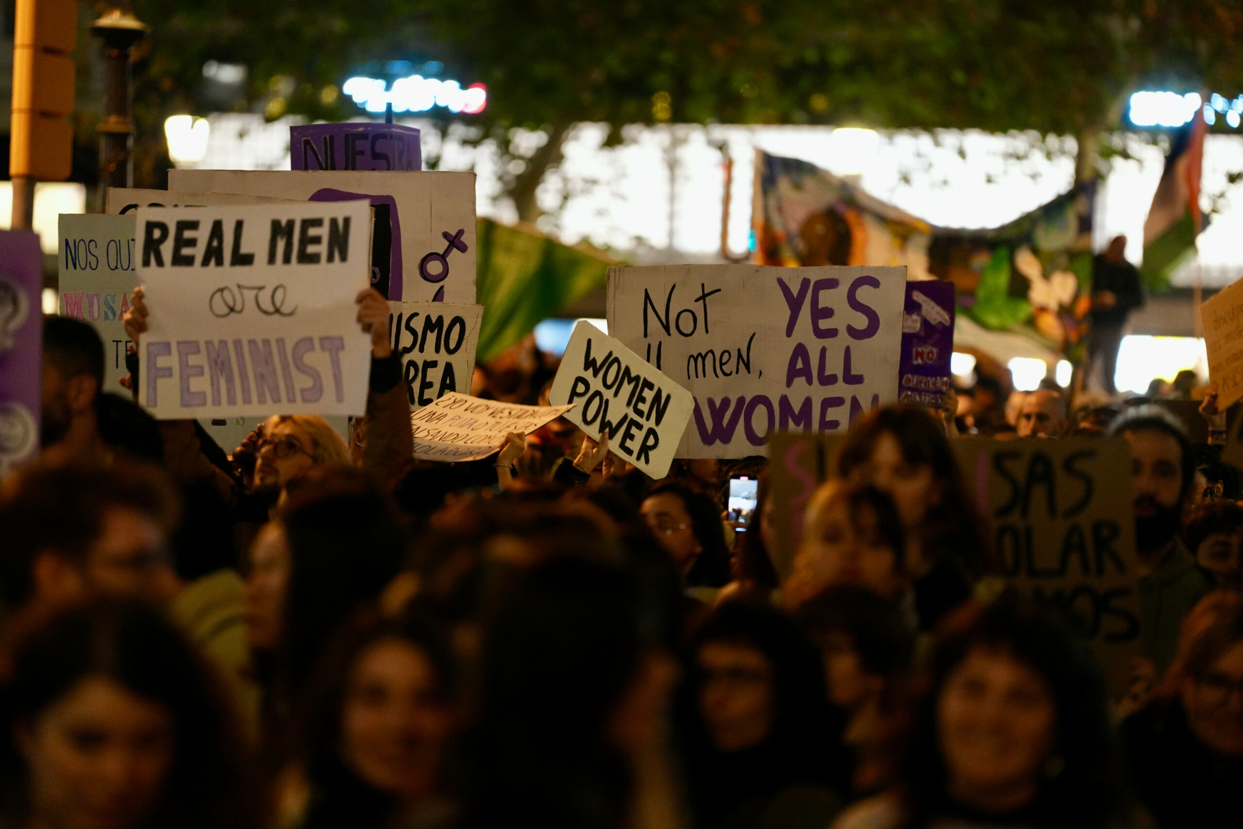 Miles de persones se manifiestan en Barcelona contra la violencia machista