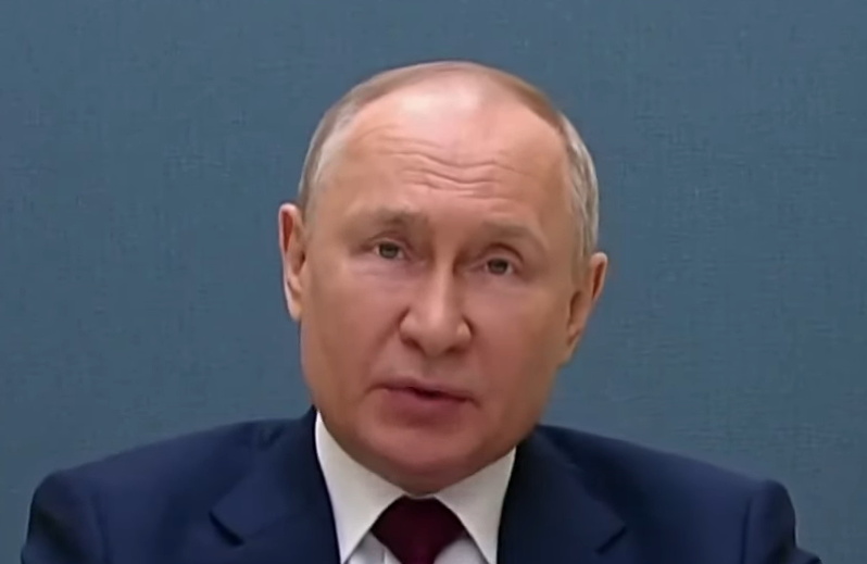 Indignación en Rusia después de que Vladímir Putin indultase al asesino de una estudiante por combatir en Ucrania