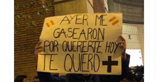 La pancarta de la manifestación en Ferraz que desató risas en X