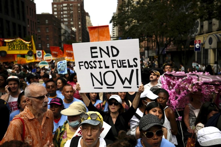 La COP28 acuerda empezar a abandonar los combustibles fósiles