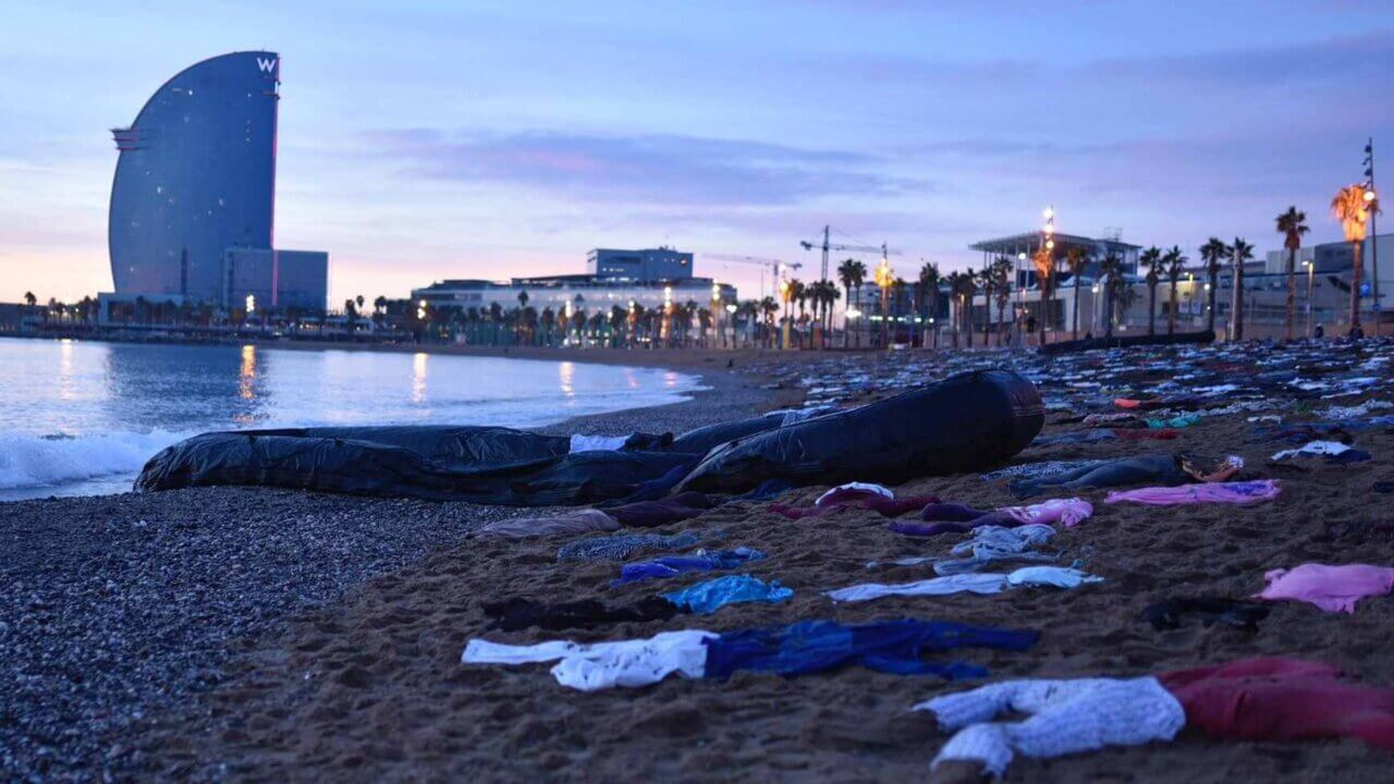 Open Arms recrea una dramática imagen de naufragio en las playas de Barcelona