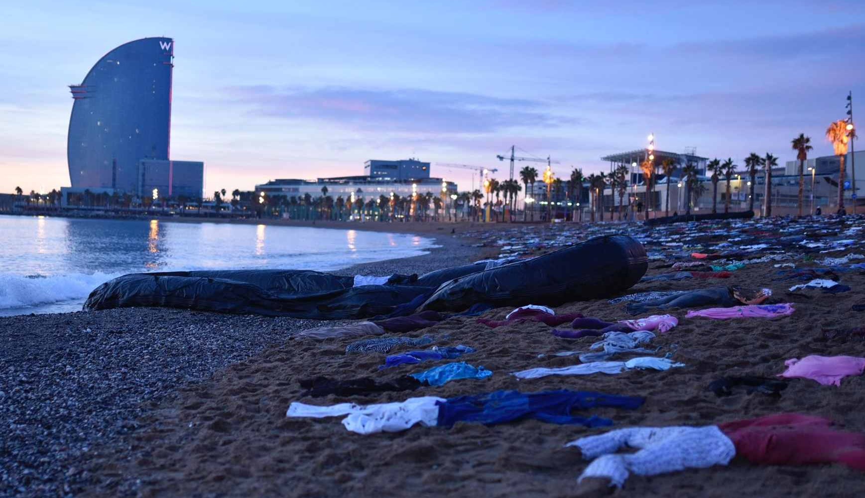 Open Arms recrea una dramática imagen de naufragio en las playas de Barcelona