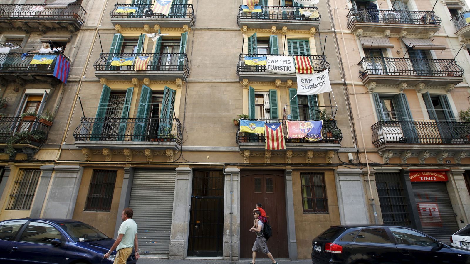 Economistas y académicos detrás del mayor entramado de pisos turísticos ilegales en Barcelona