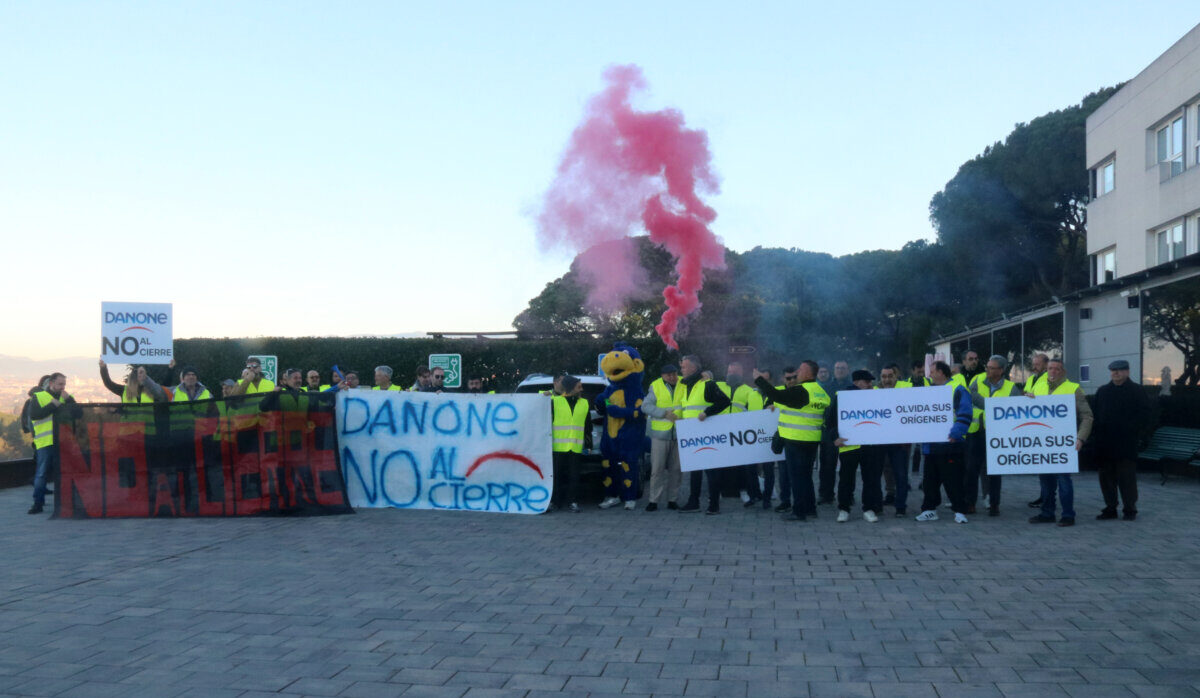 Trabajadores de Danone protestan en las calles de Barcelona contra el cierre de la planta de Parets del Vallès