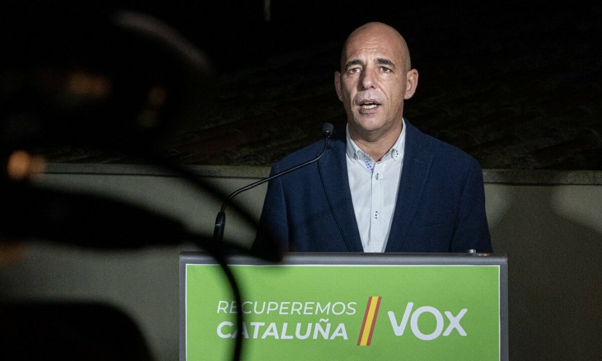 Un diputado catalán de Vox, pillado cobrando también como asesor en el Parlamento de Cantabria