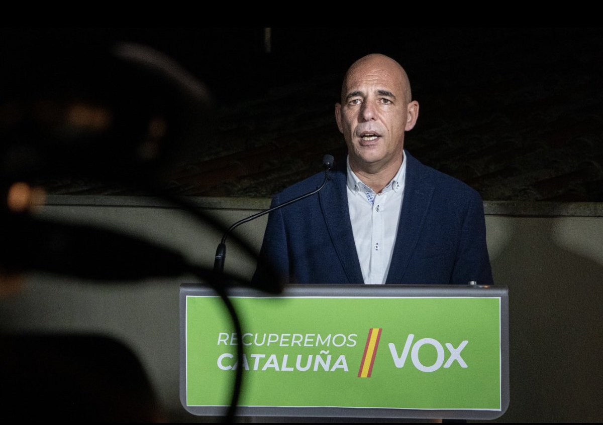 Un diputado catalán de Vox, pillado cobrando también como asesor en el Parlamento de Cantabria