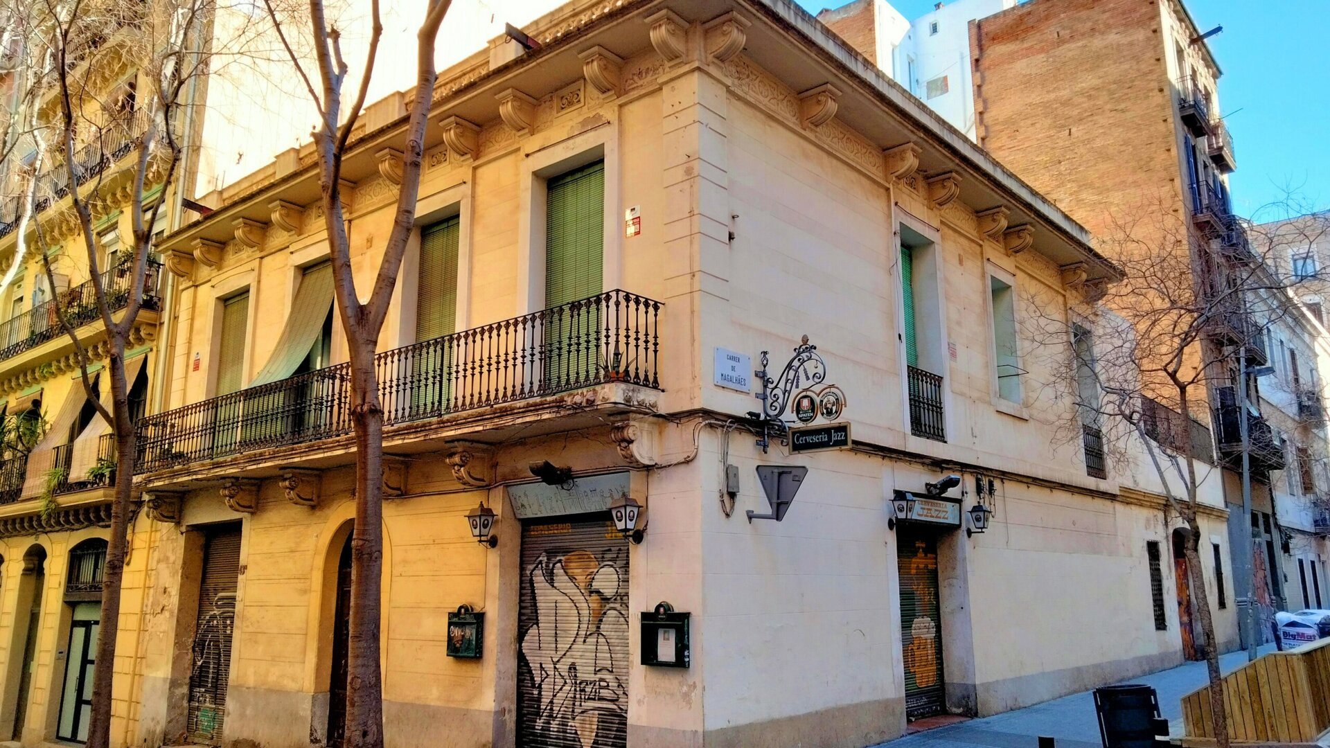 Vecinos del bloque Magalhaes de Barcelona ponen la presión en Aragonès y Collboni para que actúen ante el acoso inmobiliario