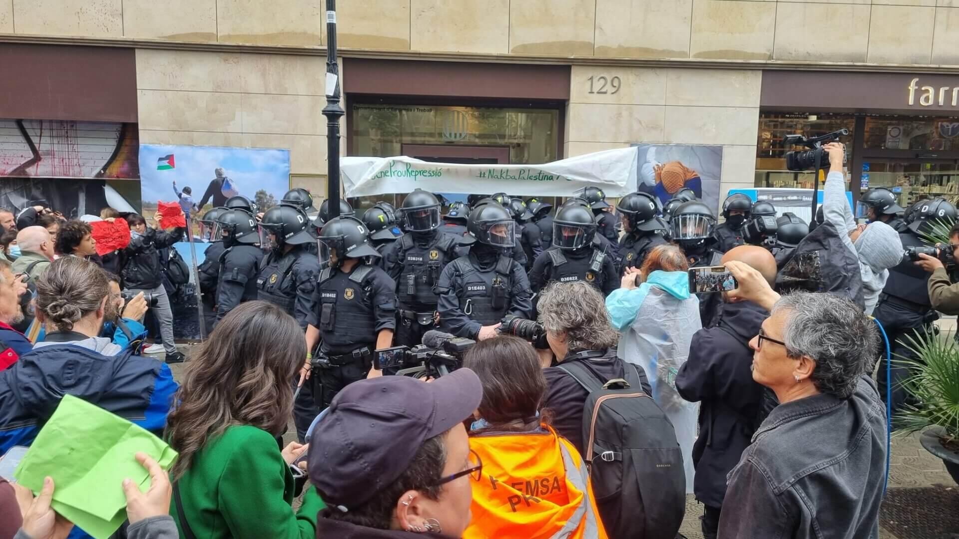 El Govern envía a los antidisturbios ante una protesta por Palestina en la sede de Acció