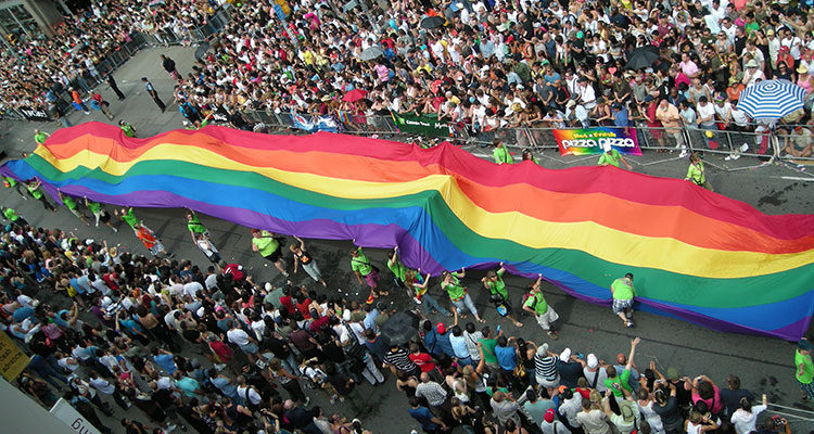 La alcaldesa de Valencia compara la bandera LGTBI con enfermedades como el cáncer para justificar su ausencia