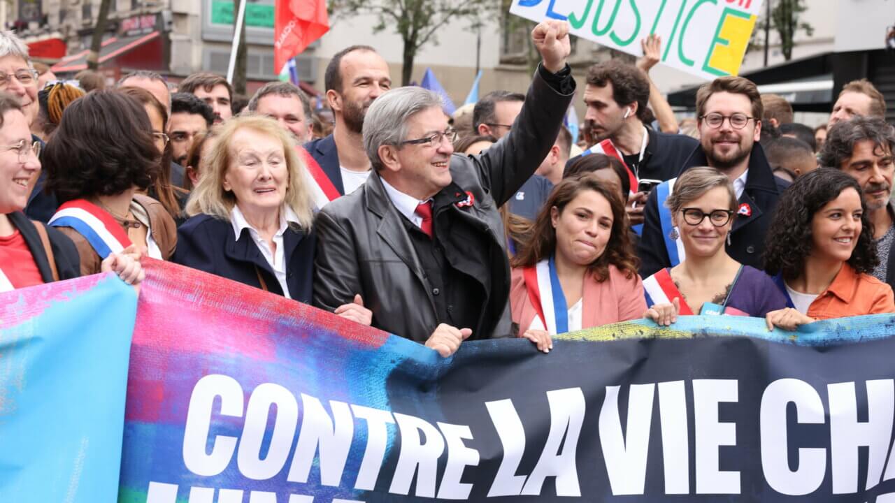 La izquierda francesa une fuerzas para frenar a Le Pen en un "nuevo frente popular"