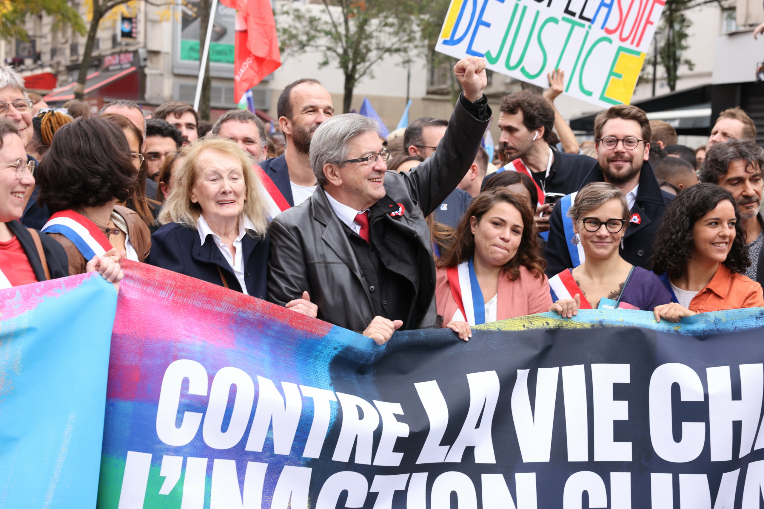 La izquierda francesa une fuerzas para frenar a Le Pen en un "nuevo frente popular"