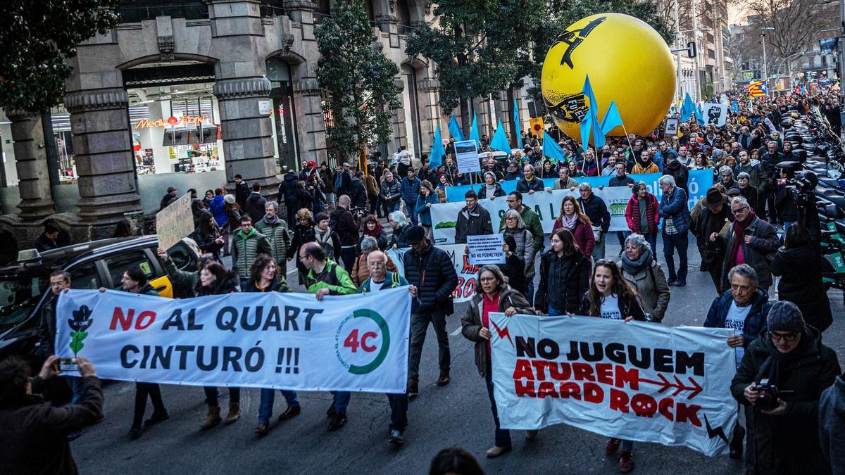 Activistas exigen detener el Hard Rock, el Cuarto Cinturón y la ampliación de El Prat a las puertas del Parlament