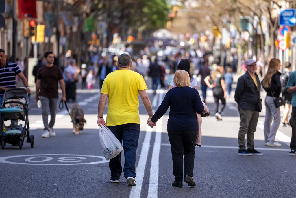 La iniciativa Obrim Carrers en Sants y Gràcia ha impulsado un aumento del 30% en las ventas del comercio local y ha mejorado la convivencia vecinal, transformando las calles en espacios de encuentro sin tráfico los fines de semana.